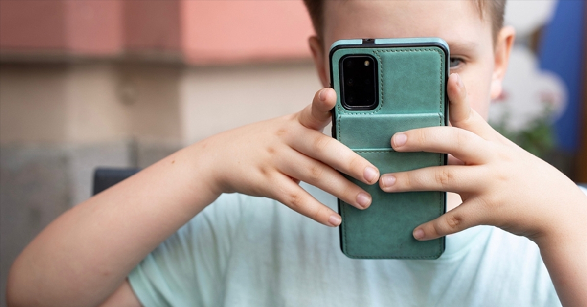 Fransa 15 yaşın altındaki çocuklara okulda cep telefonunu yasaklıyor