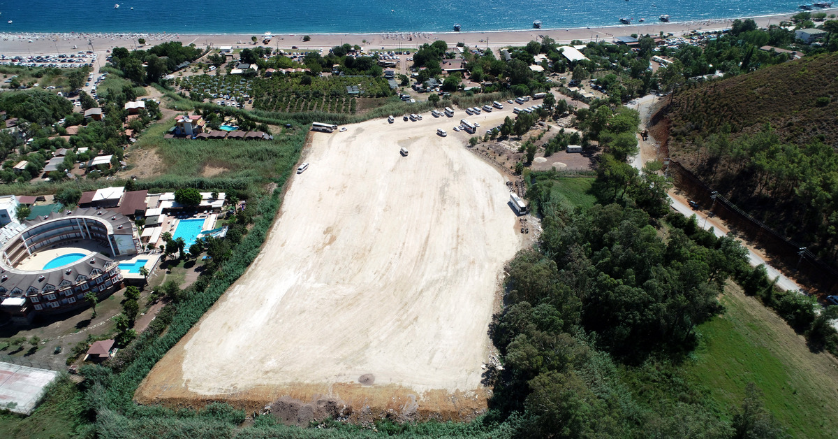 Kurudu, kalan kısmı dolduruldu! Doğa harikası göl otopark oldu