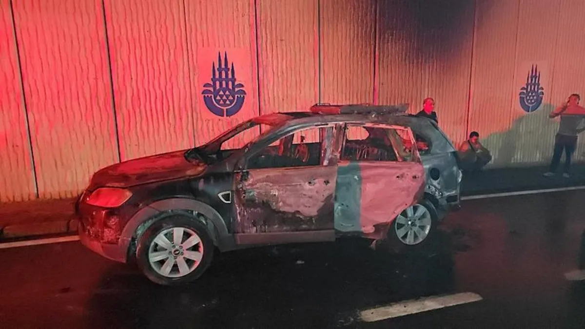 Bakırköy’de yanan araç hurdaya döndü