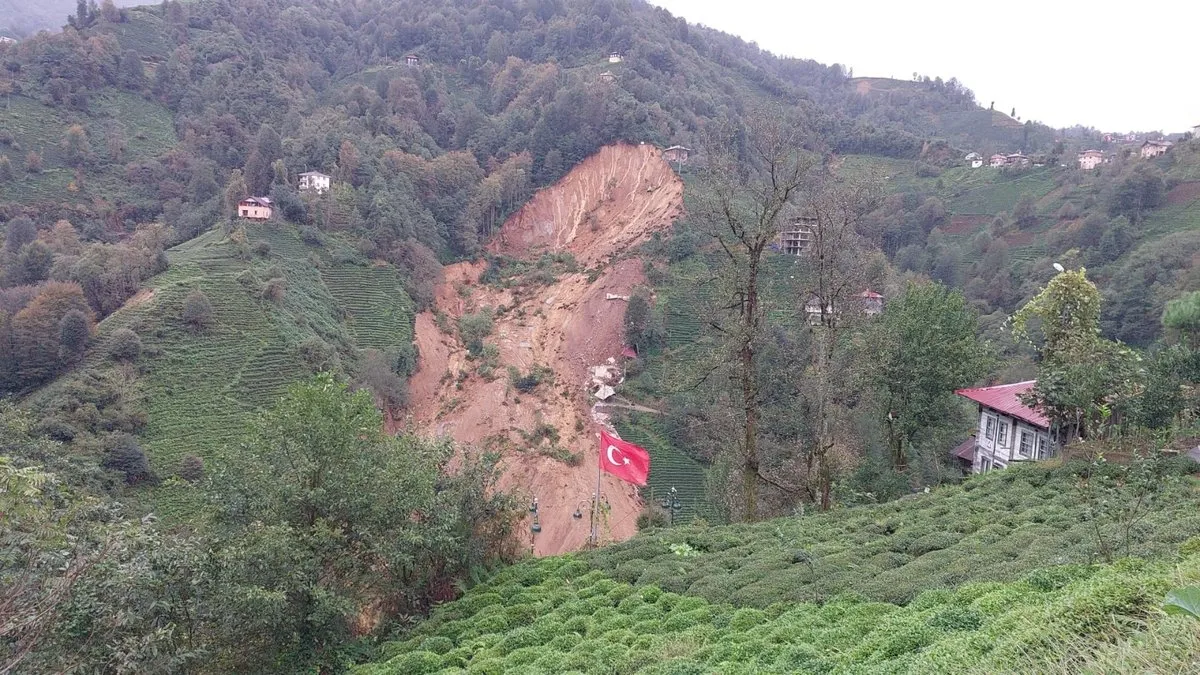Rize’de heyelan: 2 katlı 2 ev toprak altında kaldı!