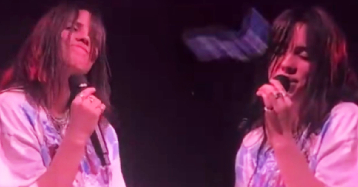Billie Eilish’e, yüzüne bileklik fırlatıldı