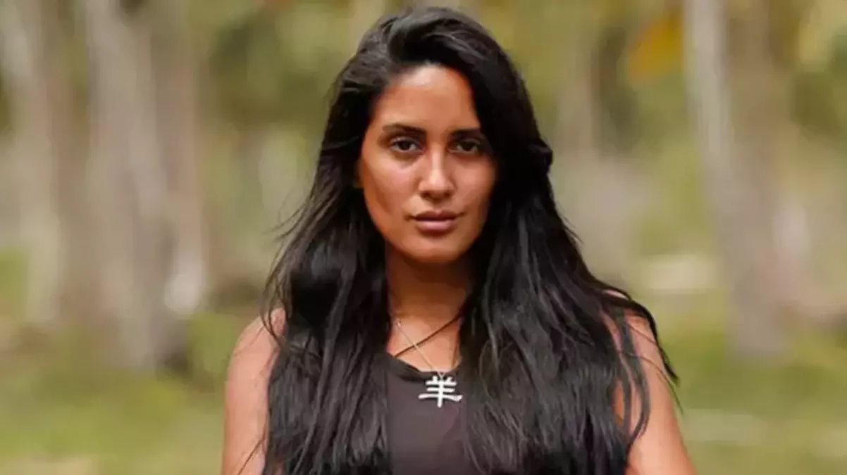 Eşiyle birlikte umreye giden Sahra Işık’ın tesettürlü halleri büyük beğeni topladı