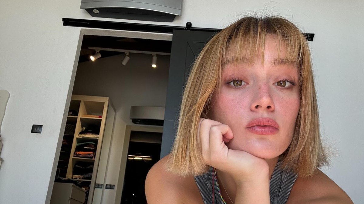 15 haftalık hamile! Oyuncu Gizem Karaca karnı burnunda poz verdi