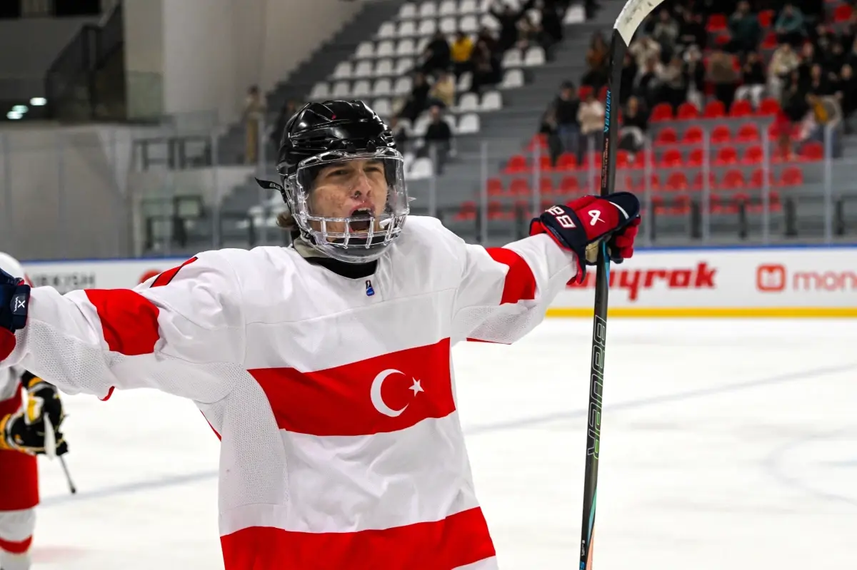 U20 Erkek Buz Hokeyi Milli Takımı, Bosna Hersek’i 9-1 Yenerek Şampiyonaya Galibiyetle Başladı