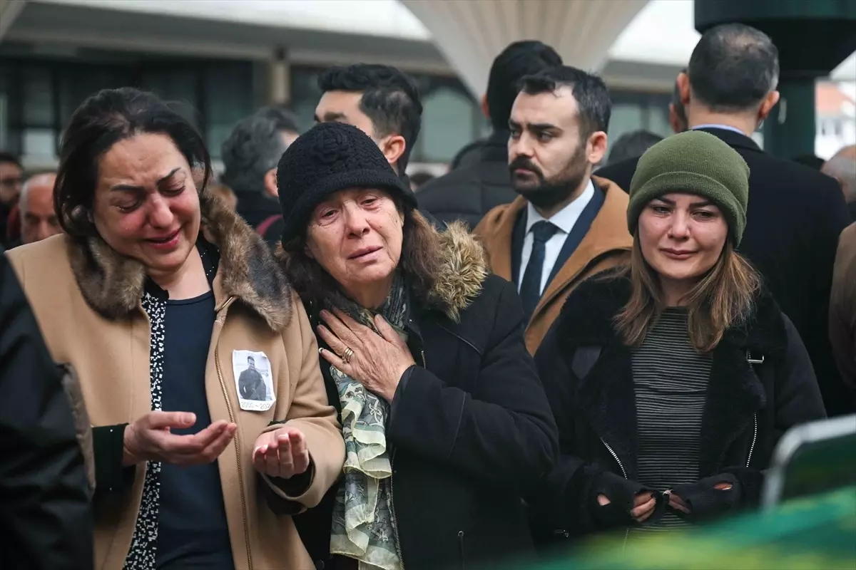 Yangında Hayatını Kaybeden Genç İçin Cenaze Töreni