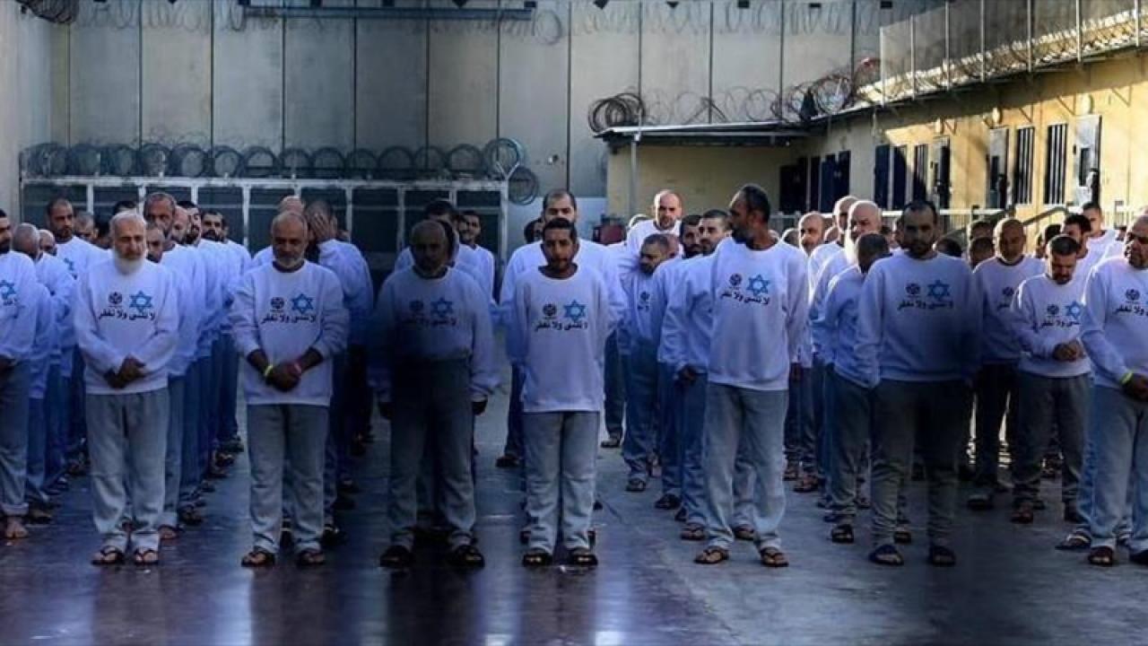 Filistinli mahkumlara Davut Yıldızı giydirdiler, fotoğrafları dağıttılar