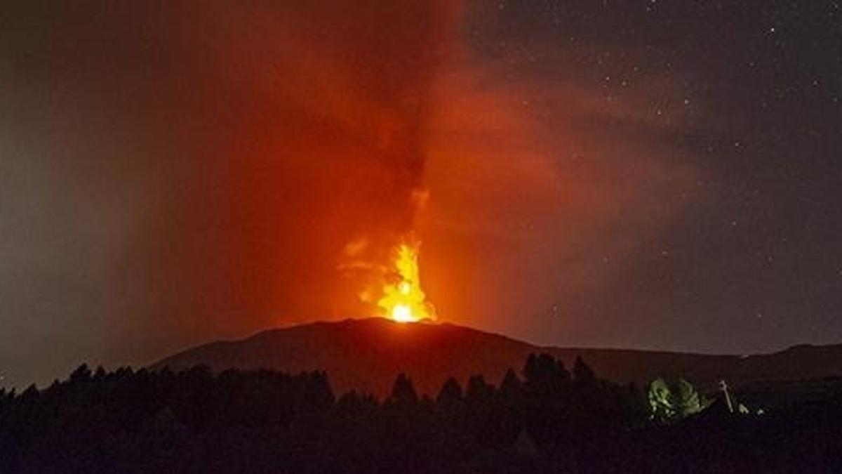 İtalya’da Etna Yanardağı’nda lav akışı meydana geldi