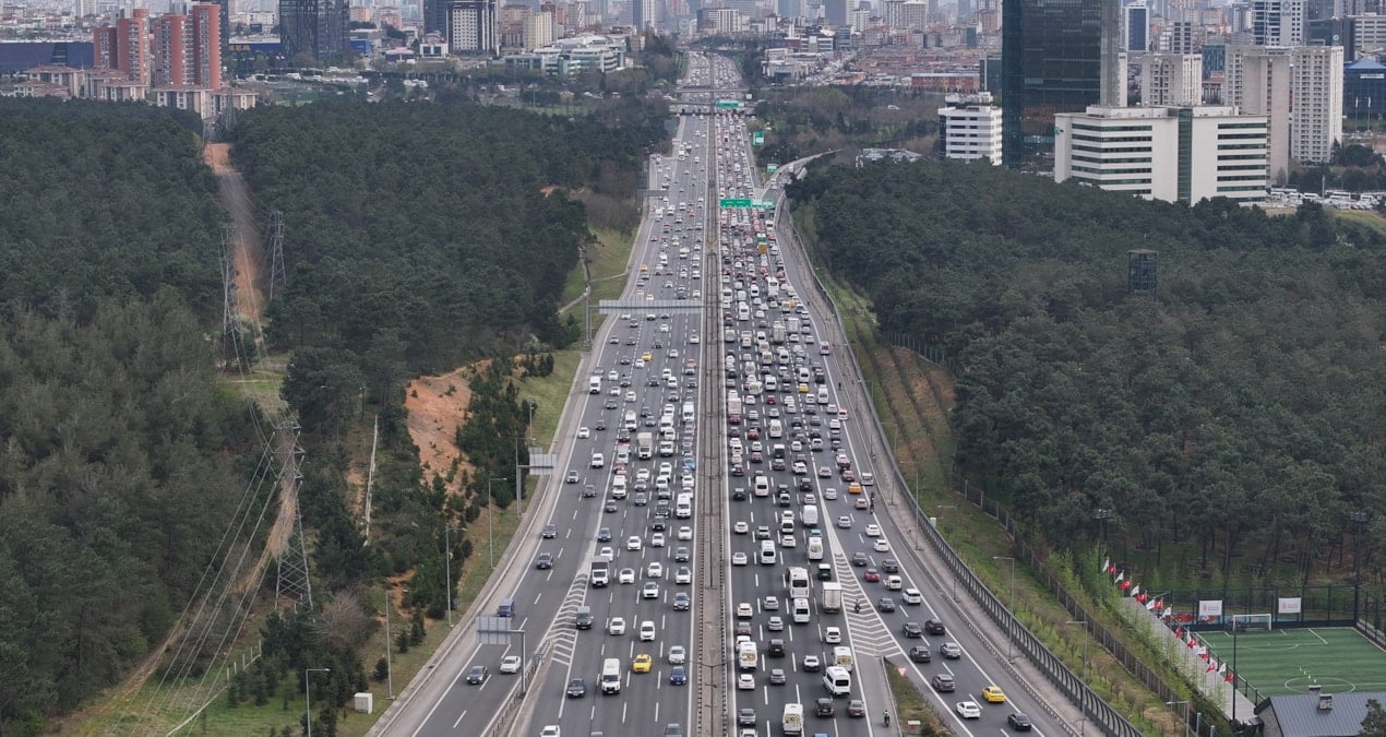 İstanbul’a yağmur kasveti çöktü! Trafik kilitlendi