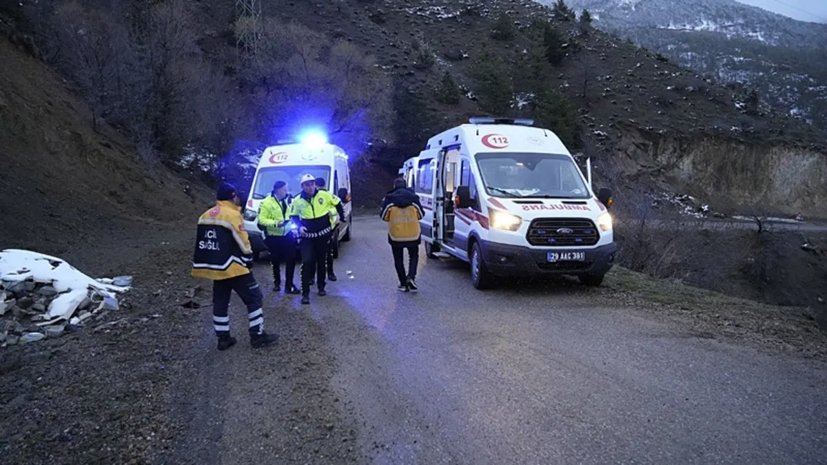 Gümüşhane’de otomobil uçuruma yuvarlandı: 3 yaralı!